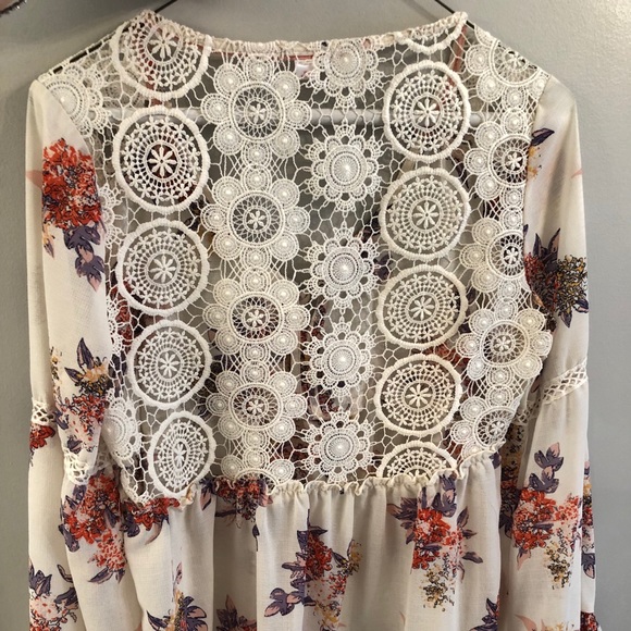 Detailed Flowy Top - Picture 3 of 4